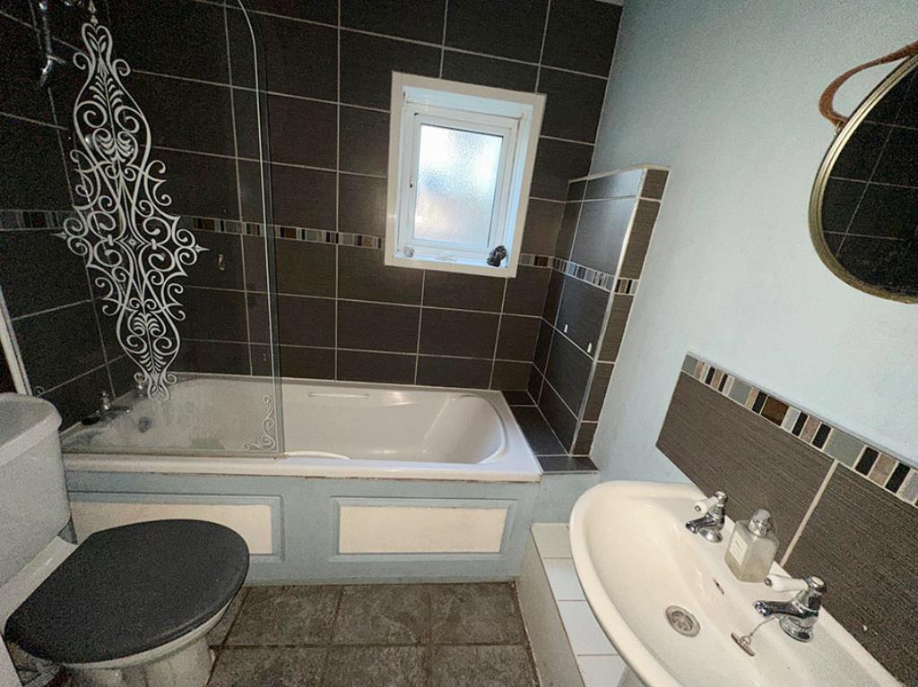 Lot: 166 - TWO-BEDROOM GROUND FLOOR FLAT WITH GARDEN - Bathroom with bath, shower, WC and basin